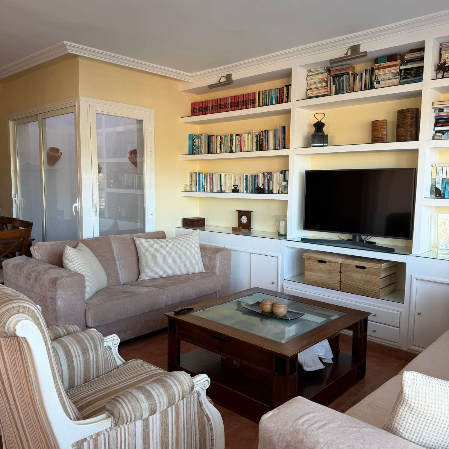 Вилла с 4 спальнями с двуспальными кроватями, подвалом, бассейном и очень близко ко всем услугам в Кальпе (Коста Бланка)