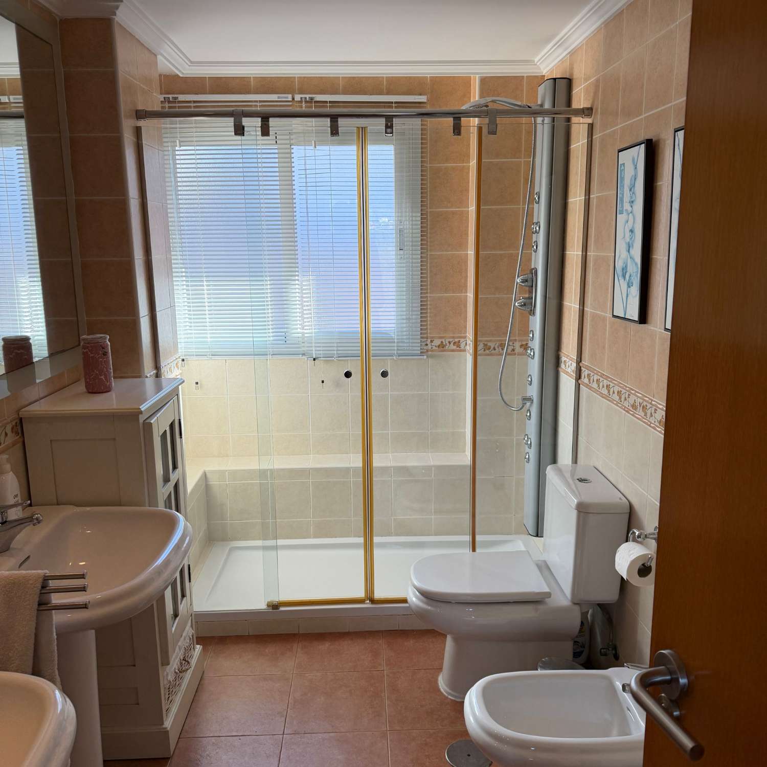 Вилла с 4 спальнями с двуспальными кроватями, подвалом, бассейном и очень близко ко всем услугам в Кальпе (Коста Бланка)