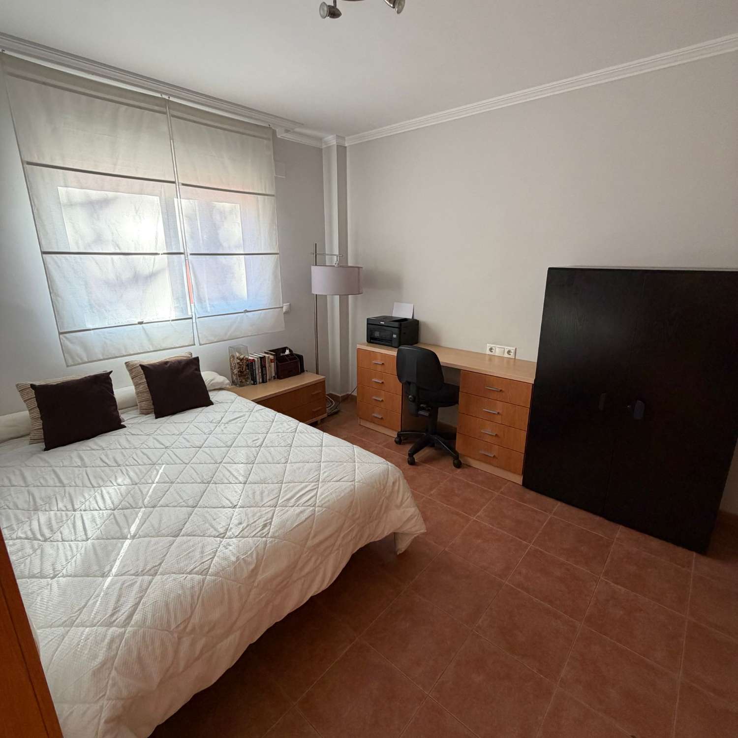 Вилла с 4 спальнями с двуспальными кроватями, подвалом, бассейном и очень близко ко всем услугам в Кальпе (Коста Бланка)