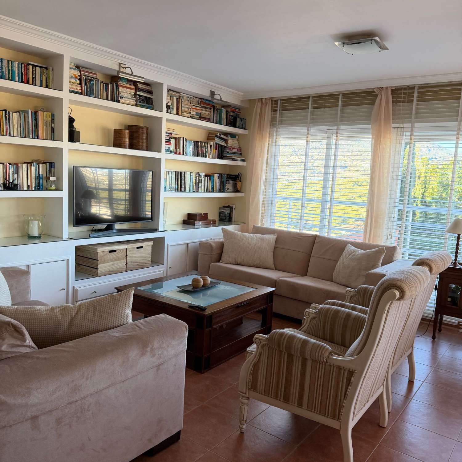 Вилла с 4 спальнями с двуспальными кроватями, подвалом, бассейном и очень близко ко всем услугам в Кальпе (Коста Бланка)