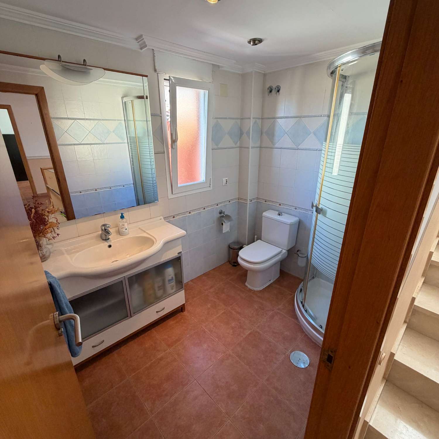 Вилла с 4 спальнями с двуспальными кроватями, подвалом, бассейном и очень близко ко всем услугам в Кальпе (Коста Бланка)