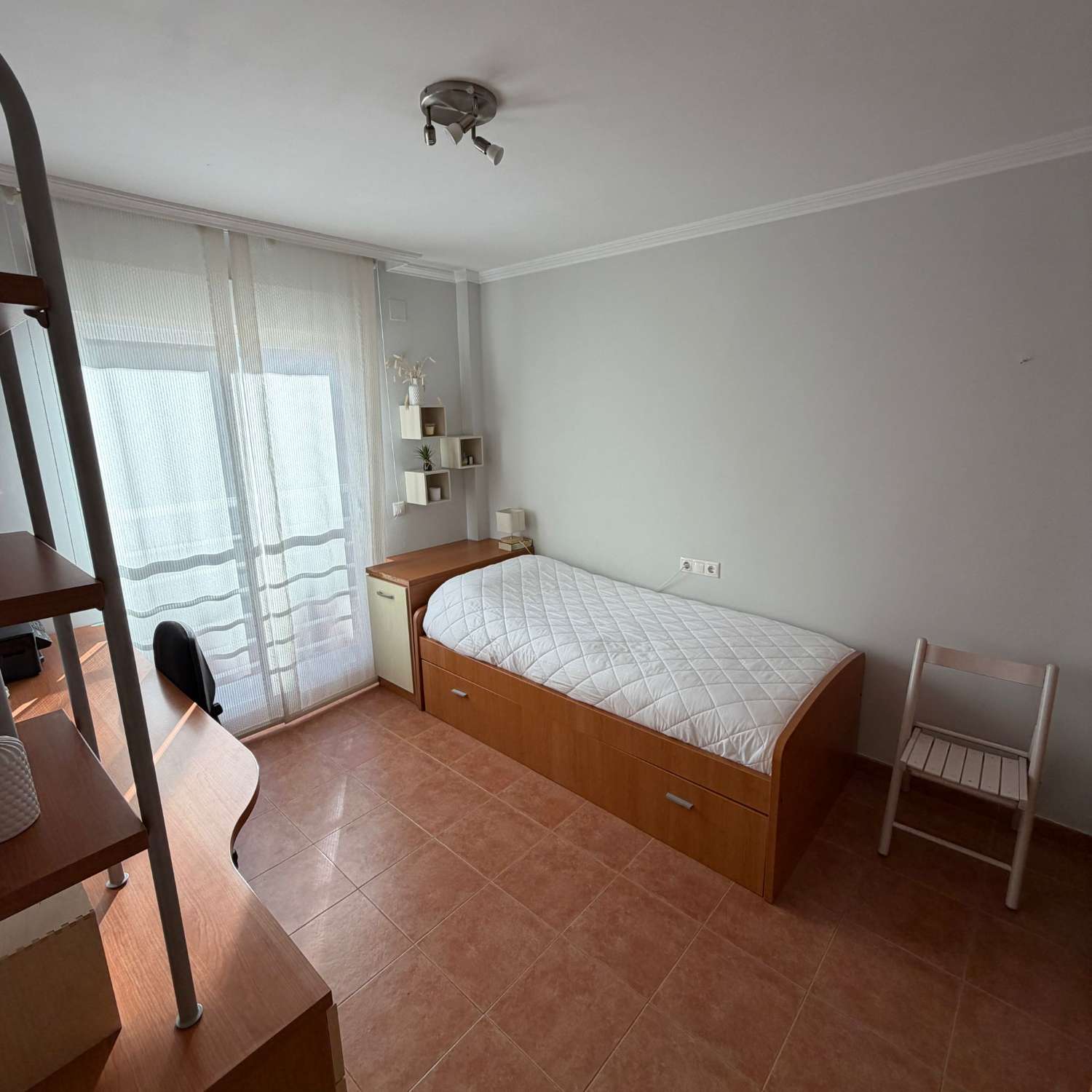 Вилла с 4 спальнями с двуспальными кроватями, подвалом, бассейном и очень близко ко всем услугам в Кальпе (Коста Бланка)