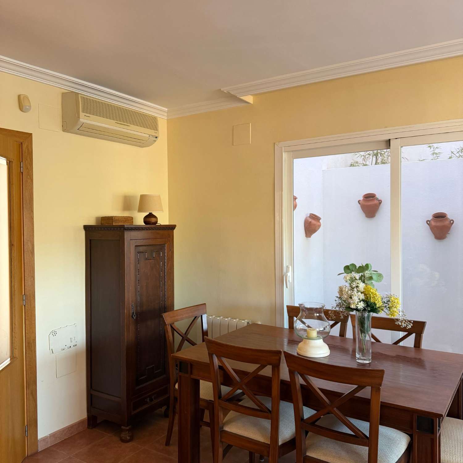 Вилла с 4 спальнями с двуспальными кроватями, подвалом, бассейном и очень близко ко всем услугам в Кальпе (Коста Бланка)