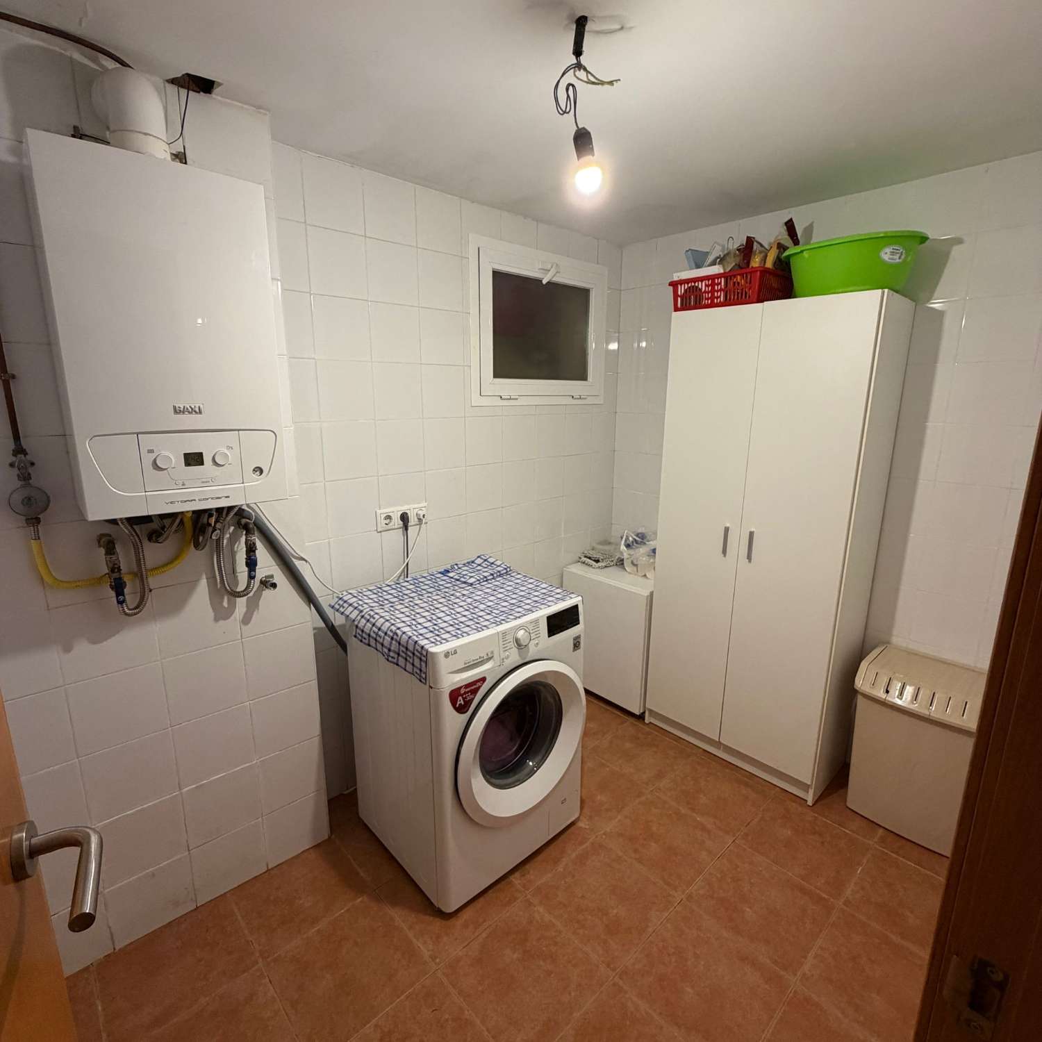 Вилла с 4 спальнями с двуспальными кроватями, подвалом, бассейном и очень близко ко всем услугам в Кальпе (Коста Бланка)