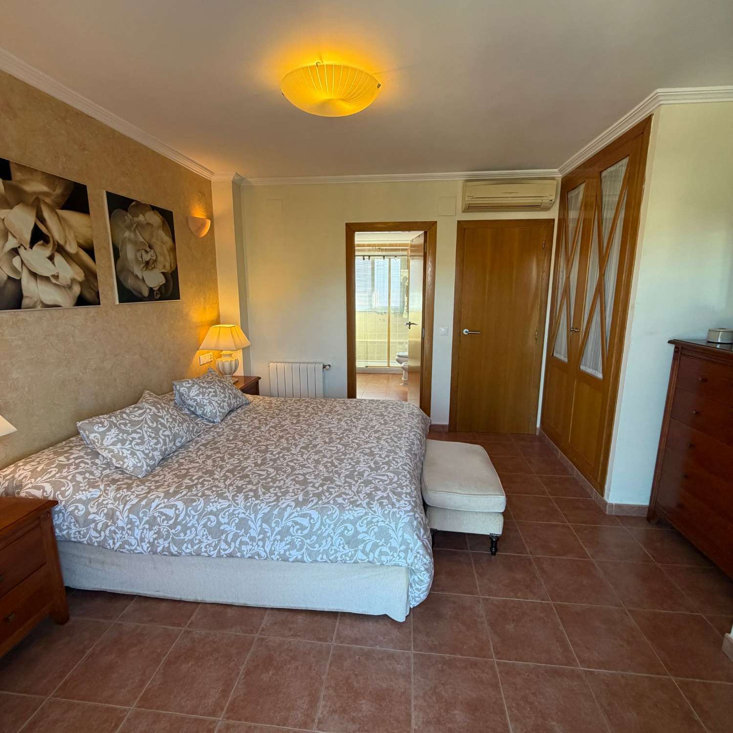 Вилла с 4 спальнями с двуспальными кроватями, подвалом, бассейном и очень близко ко всем услугам в Кальпе (Коста Бланка)