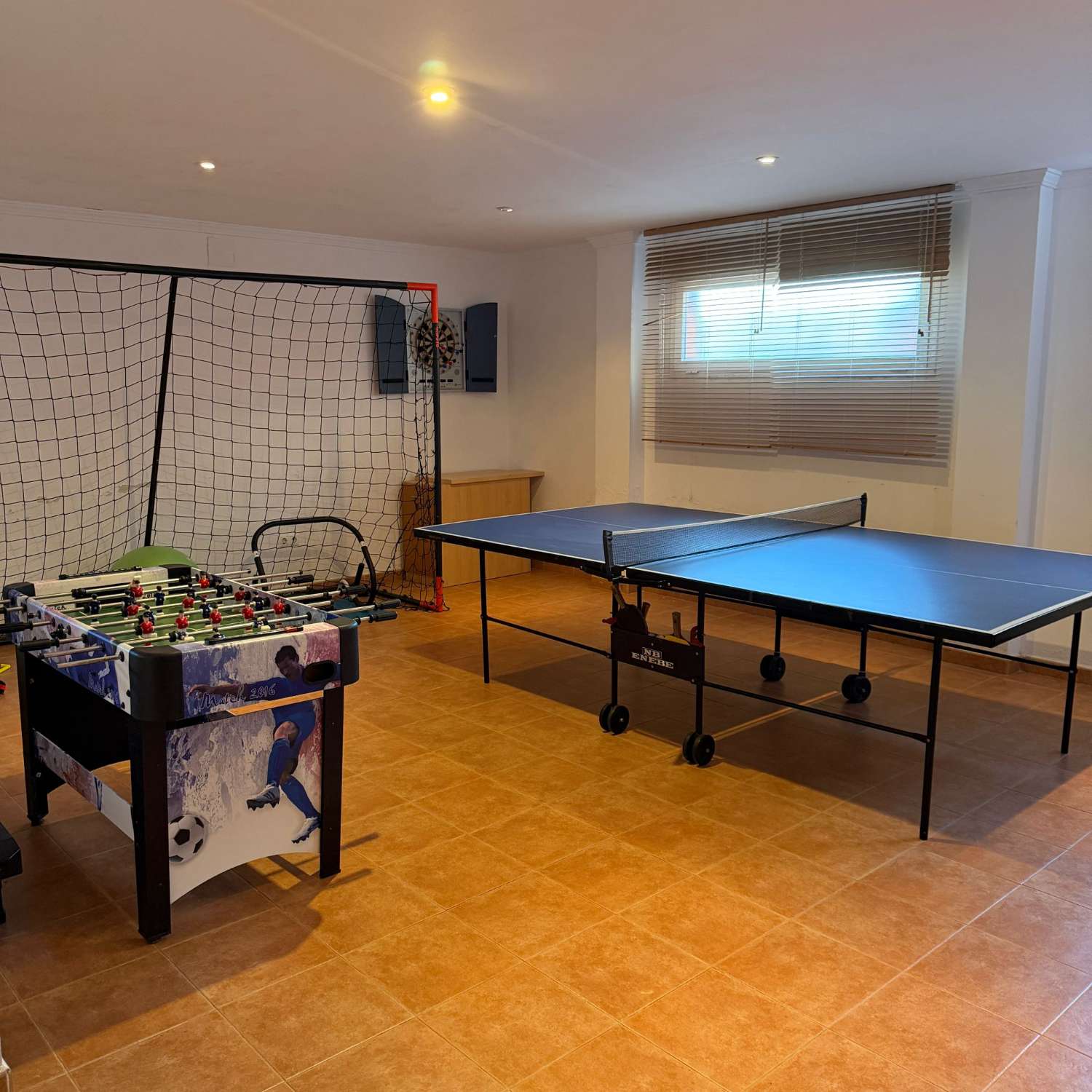 Вилла с 4 спальнями с двуспальными кроватями, подвалом, бассейном и очень близко ко всем услугам в Кальпе (Коста Бланка)