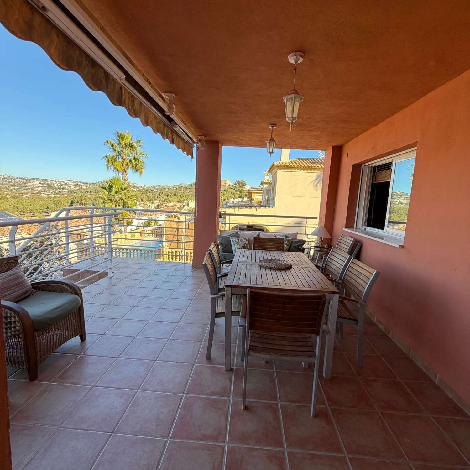 Вилла с 4 спальнями с двуспальными кроватями, подвалом, бассейном и очень близко ко всем услугам в Кальпе (Коста Бланка)