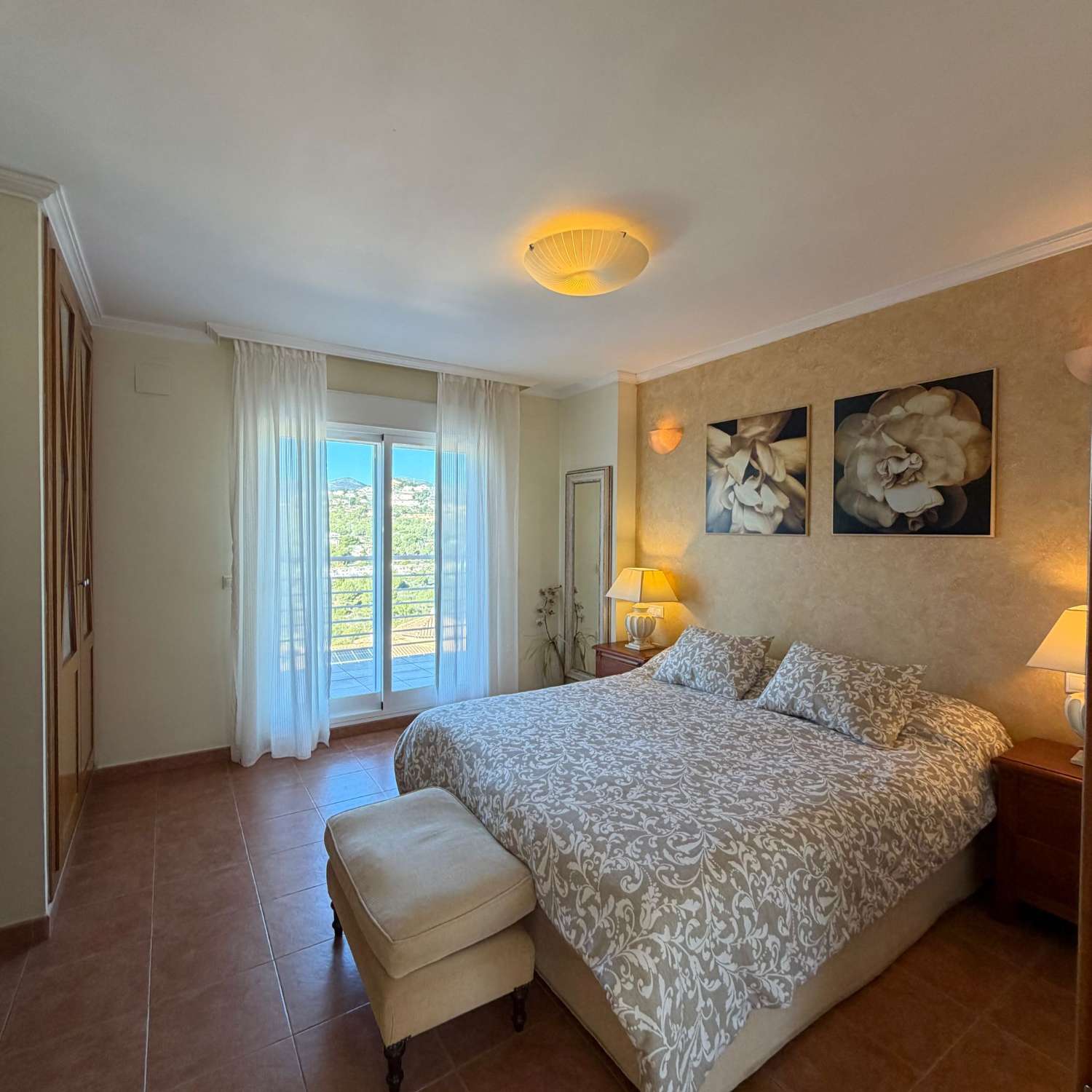 Вилла с 4 спальнями с двуспальными кроватями, подвалом, бассейном и очень близко ко всем услугам в Кальпе (Коста Бланка)