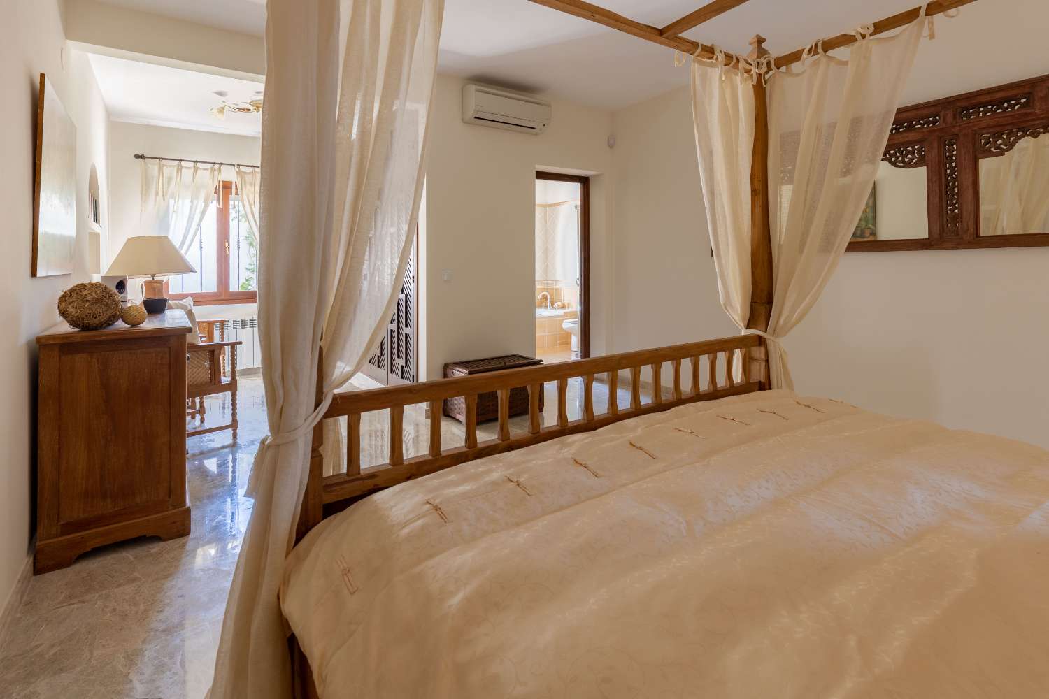 Villa 4 dormitorios, 8000 m2 de parcela y con vistas al mar en Benissa Costa / Calpe (Costa Blanca)