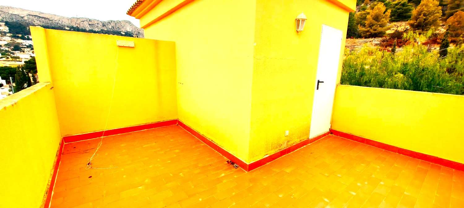 Doppelhaushälfte mit 3 Schlafzimmern, großer Garage und Gemeinschaftspool in Calpe (Costa Blanca)