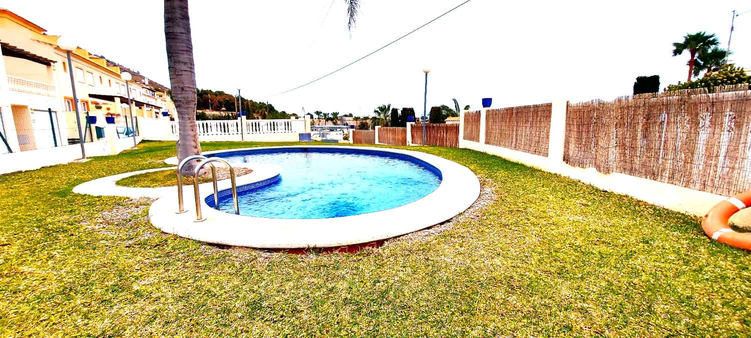 Bungalow jumelé de 3 chambres avec grand garage et piscine commune à Calpe (Costa Blanca)