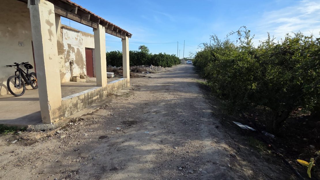 Dom wiejski do remontu na działce o powierzchni 6397 m2 w Albatera_Alicante.