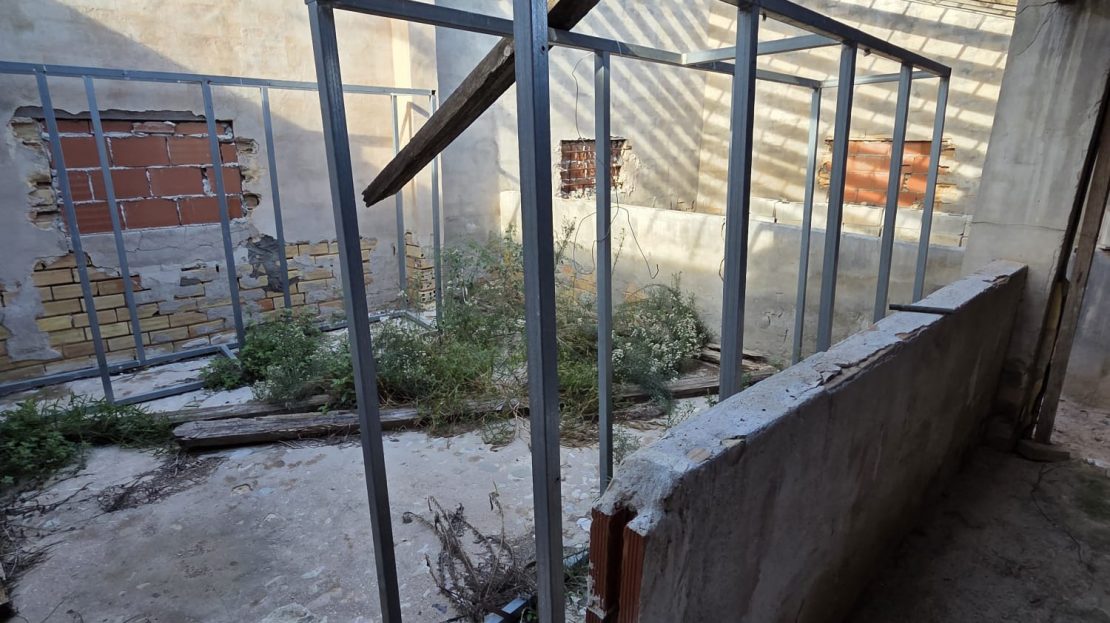 Dom wiejski do remontu na działce o powierzchni 6397 m2 w Albatera_Alicante.