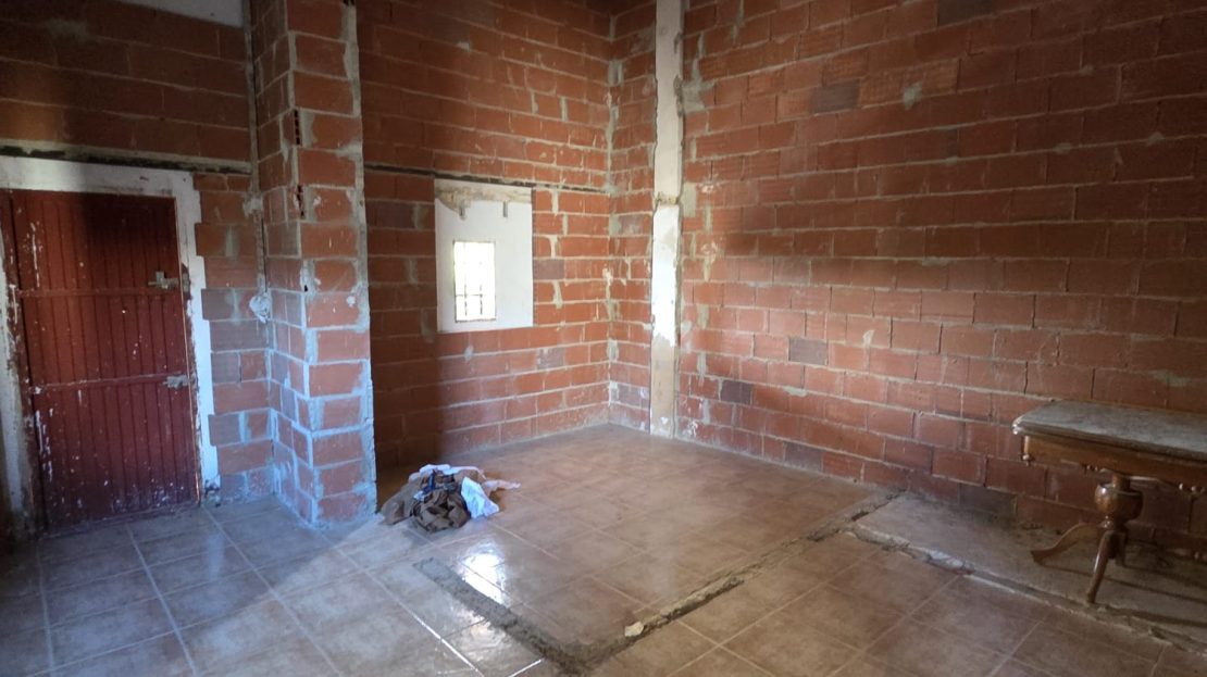 Dom wiejski do remontu na działce o powierzchni 6397 m2 w Albatera_Alicante.