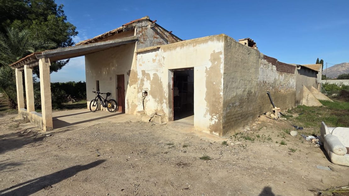 Dom wiejski do remontu na działce o powierzchni 6397 m2 w Albatera_Alicante.