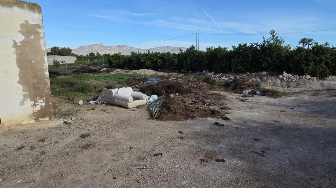 Dom wiejski do remontu na działce o powierzchni 6397 m2 w Albatera_Alicante.