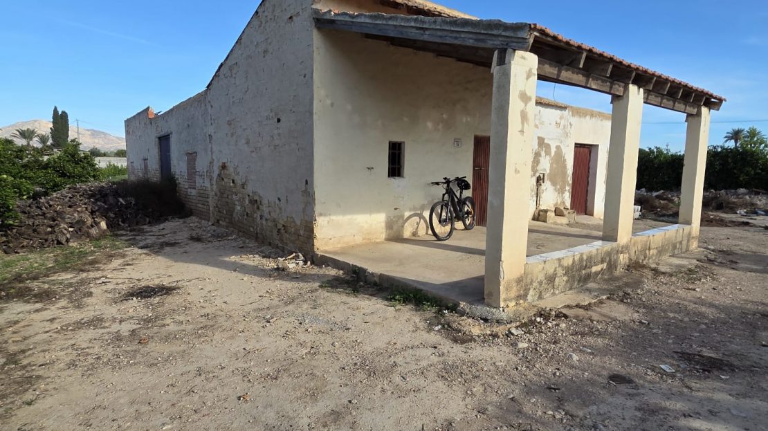 Dom wiejski do remontu na działce o powierzchni 6397 m2 w Albatera_Alicante.
