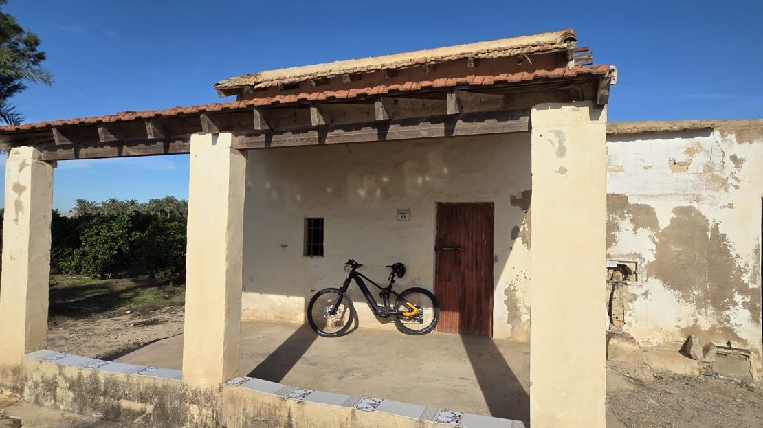 Dom wiejski do remontu na działce o powierzchni 6397 m2 w Albatera_Alicante.