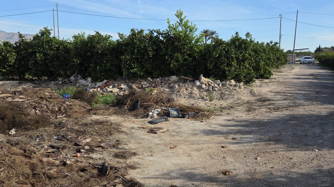 Dom wiejski do remontu na działce o powierzchni 6397 m2 w Albatera_Alicante.