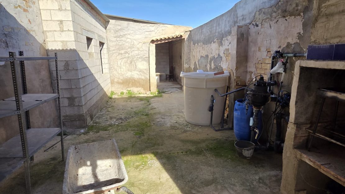 Dom wiejski do remontu na działce o powierzchni 6397 m2 w Albatera_Alicante.