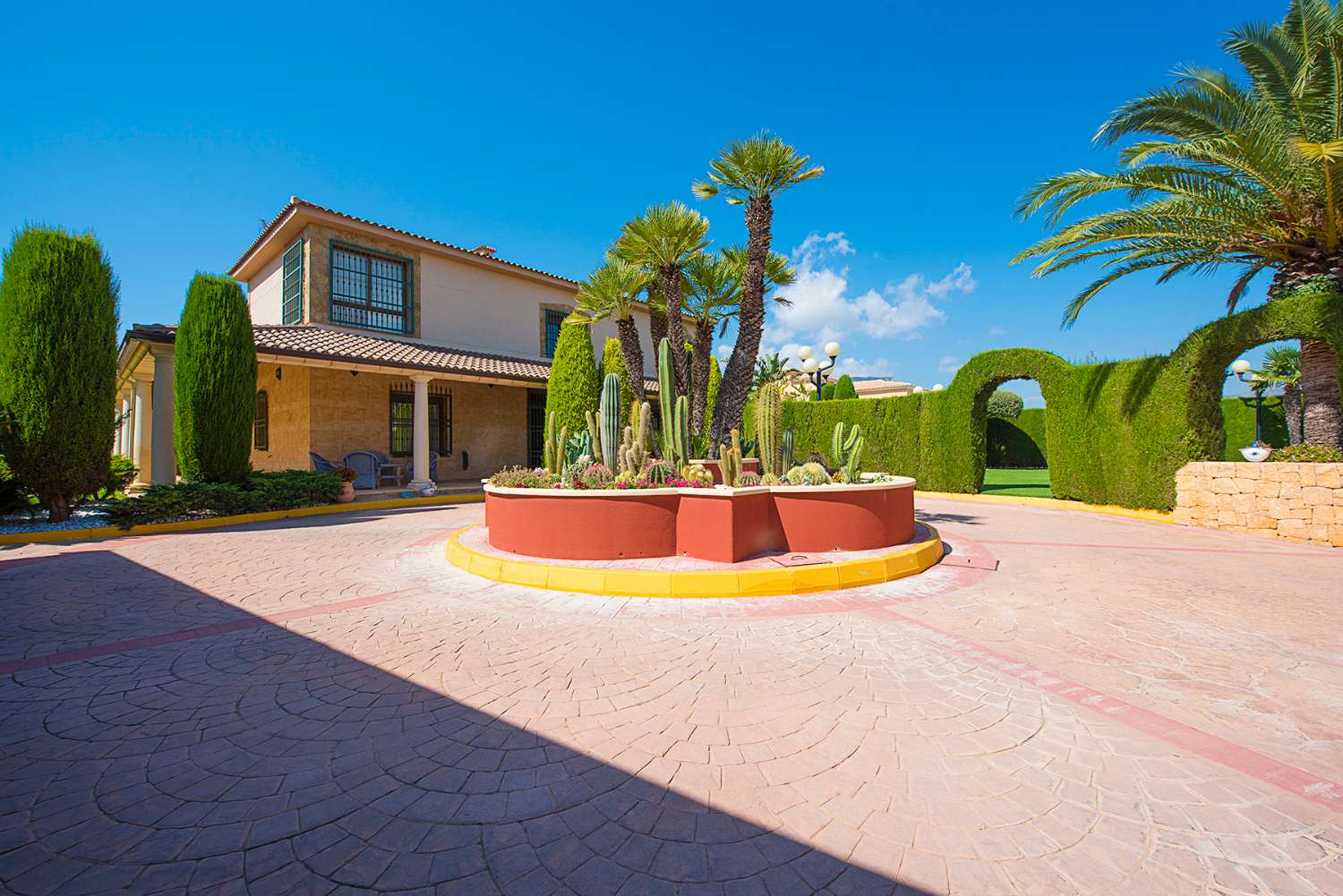 Villa de lujo con 4.000 m² de terreno y 900 m² de casa, piscina, 8 habitaciones, 9 baños, en Calpe (Costa Blanca)