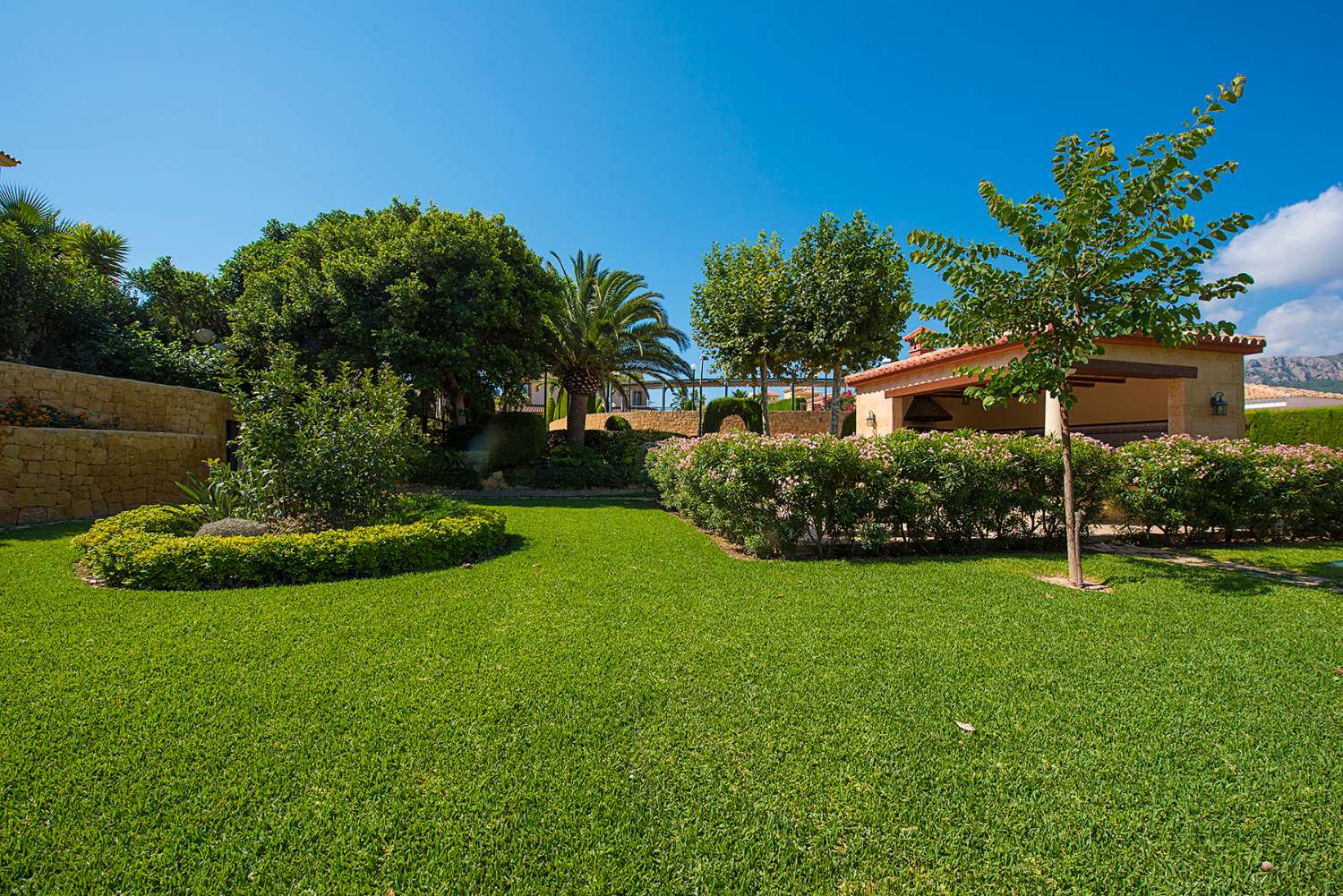 Villa de lujo con 4.000 m² de terreno y 900 m² de casa, piscina, 8 habitaciones, 9 baños, en Calpe (Costa Blanca)