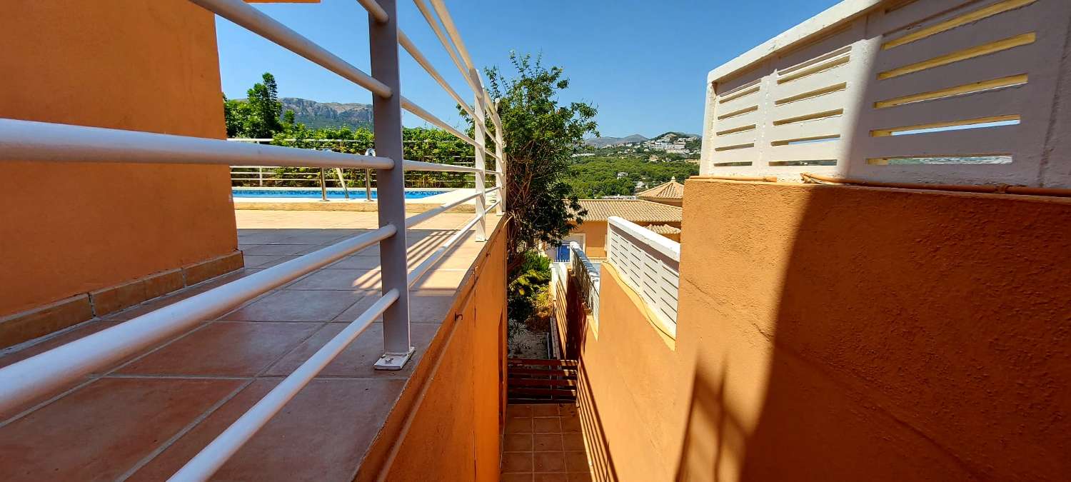 Villa 4 slaapkamers, kelder, zwembad en zeer dicht bij alle voorzieningen in Calpe (Costa Blanca)