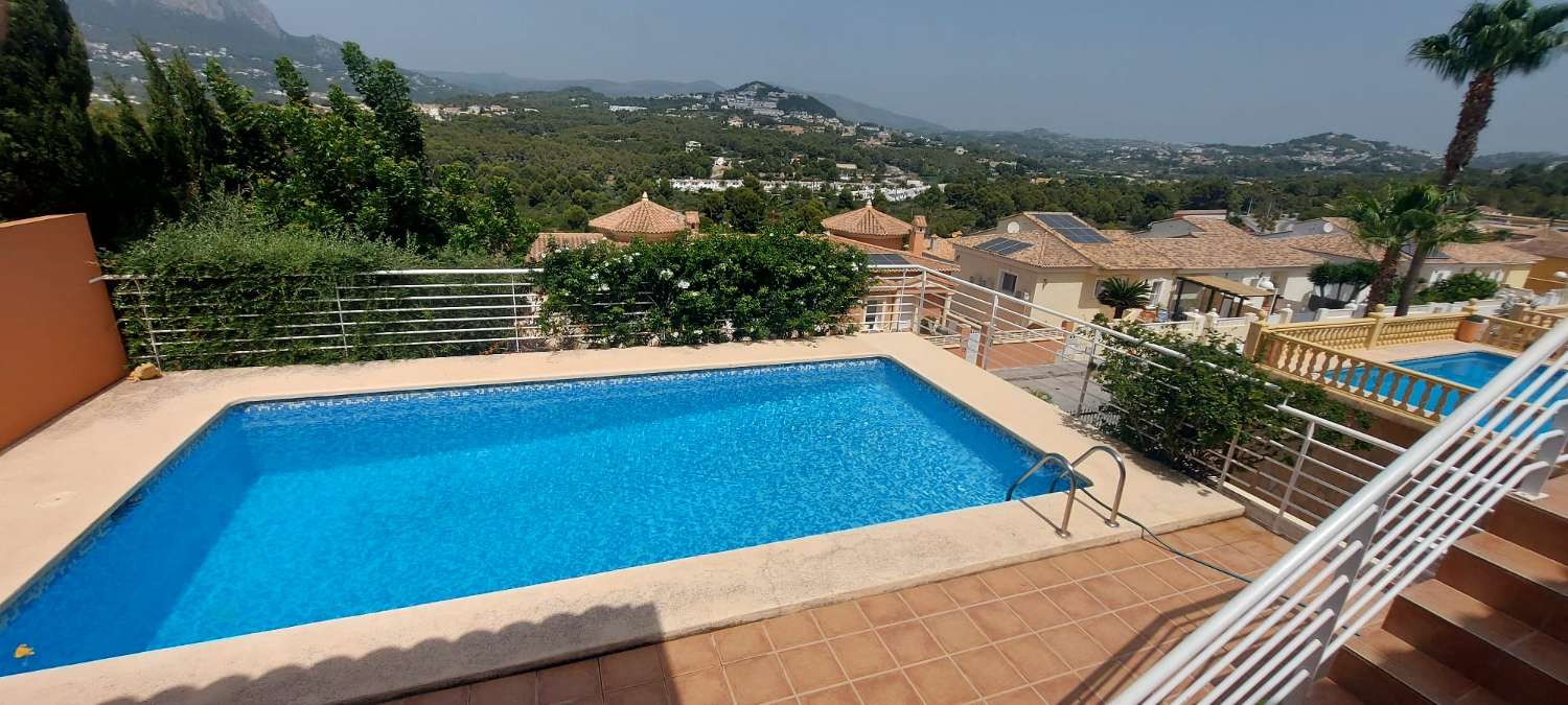 Villa mit 4 Doppelzimmern, Keller, Pool und ganz in der Nähe aller Dienstleistungen in Calpe (Costa Blanca)