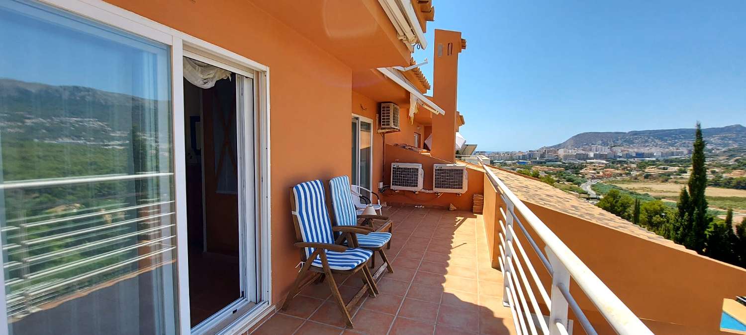 Villa 4 chambres doubles, sous-sol, piscine et très proche de tous les services à Calpe (Costa Blanca)