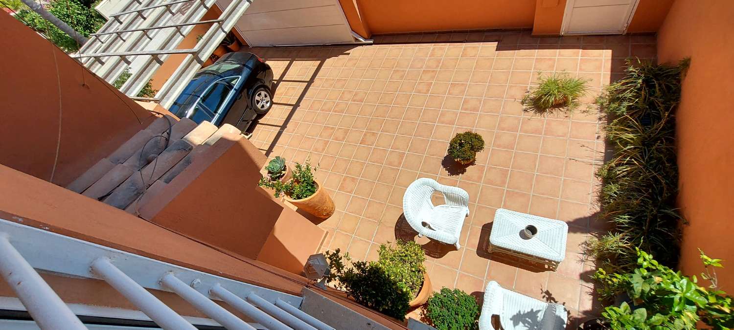 Villa 4 chambres doubles, sous-sol, piscine et très proche de tous les services à Calpe (Costa Blanca)