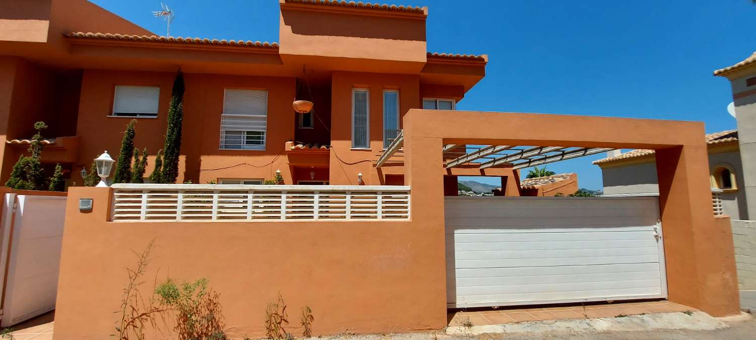 Villa 4 slaapkamers, kelder, zwembad en zeer dicht bij alle voorzieningen in Calpe (Costa Blanca)