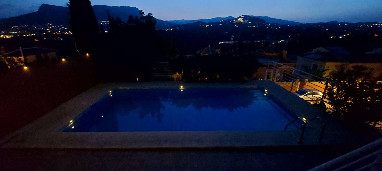 Villa 4 dormitorios dobles, sótano, piscina y muy cerca de todos los servicios en Calpe (Costa Blanca)