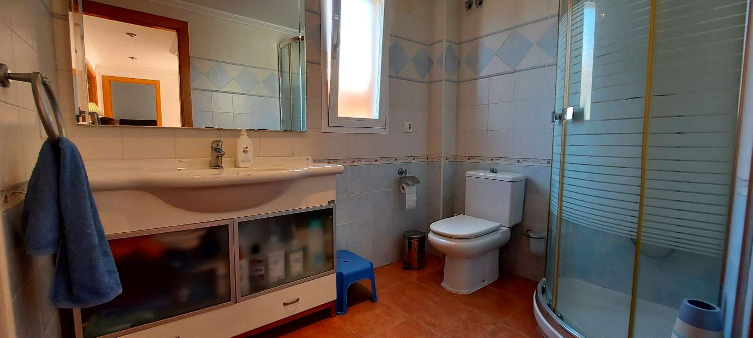 Villa 4 dormitorios dobles, sótano, piscina y muy cerca de todos los servicios en Calpe (Costa Blanca)