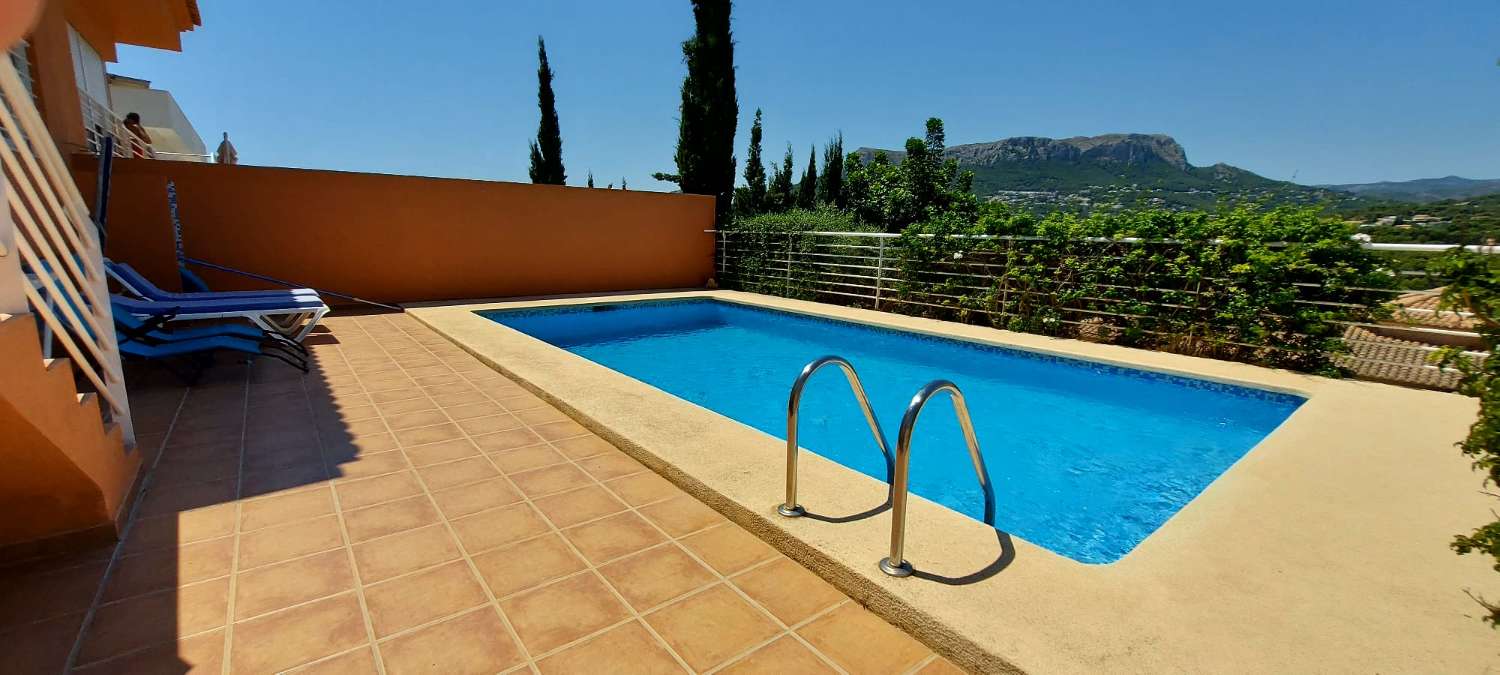 Villa 4 double bedrooms, basement, pool and very close to all services in Calpe (Costa Blanca)