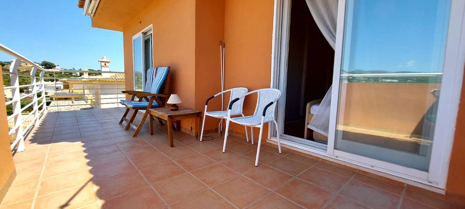 Villa mit 4 Doppelzimmern, Keller, Pool und ganz in der Nähe aller Dienstleistungen in Calpe (Costa Blanca)