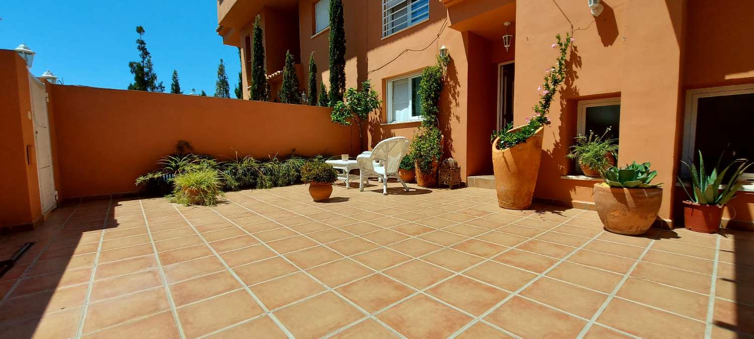 Villa 4 double bedrooms, basement, pool and very close to all services in Calpe (Costa Blanca)