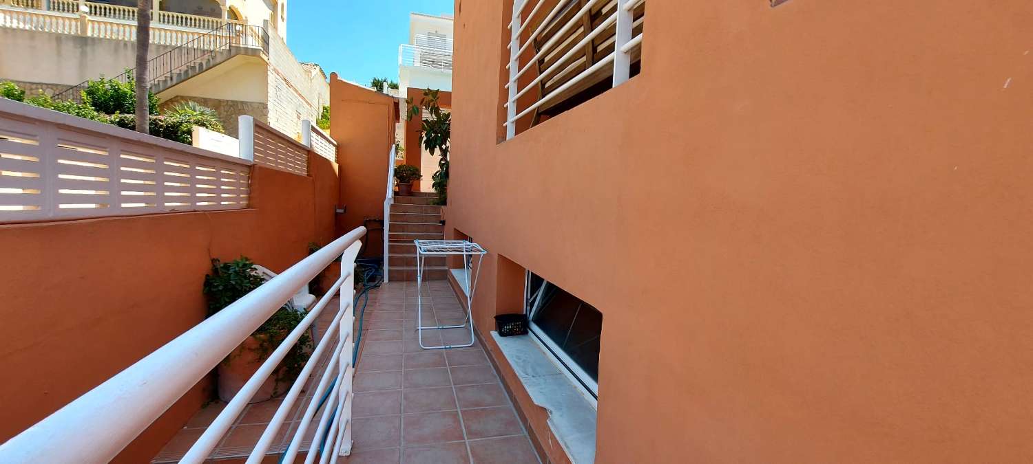 Villa 4 dormitorios dobles, sótano, piscina y muy cerca de todos los servicios en Calpe (Costa Blanca)