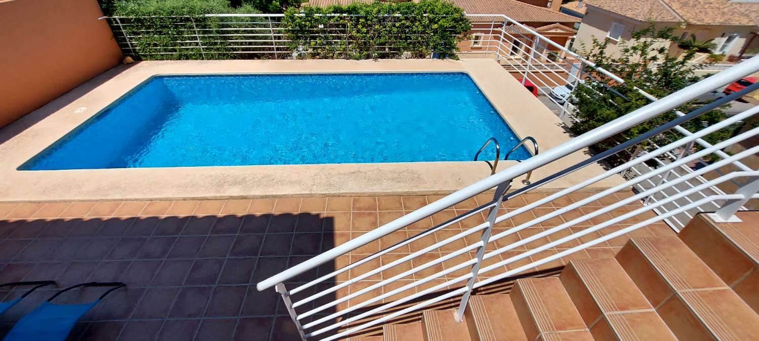 Villa 4 chambres doubles, sous-sol, piscine et très proche de tous les services à Calpe (Costa Blanca)