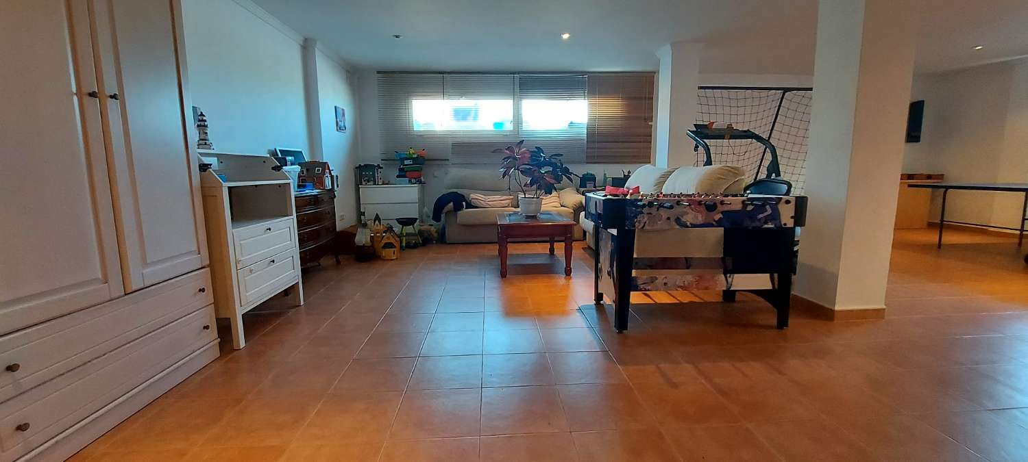 Villa 4 dormitorios dobles, sótano, piscina y muy cerca de todos los servicios en Calpe (Costa Blanca)