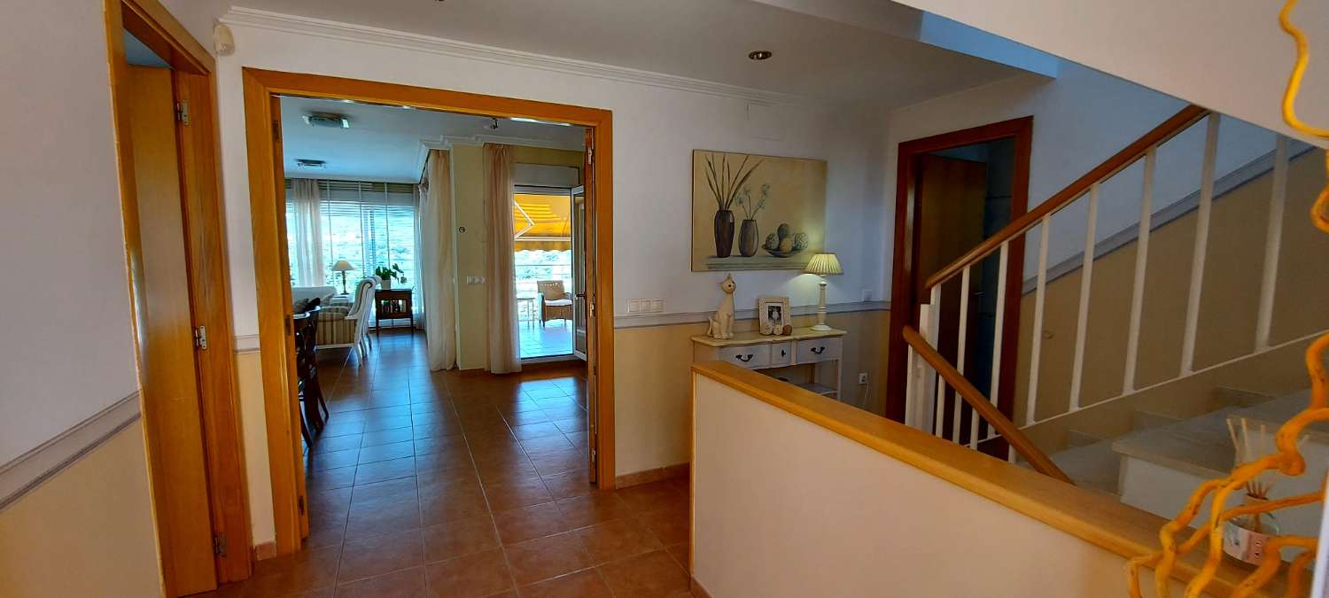 Villa 4 double bedrooms, basement, pool and very close to all services in Calpe (Costa Blanca)