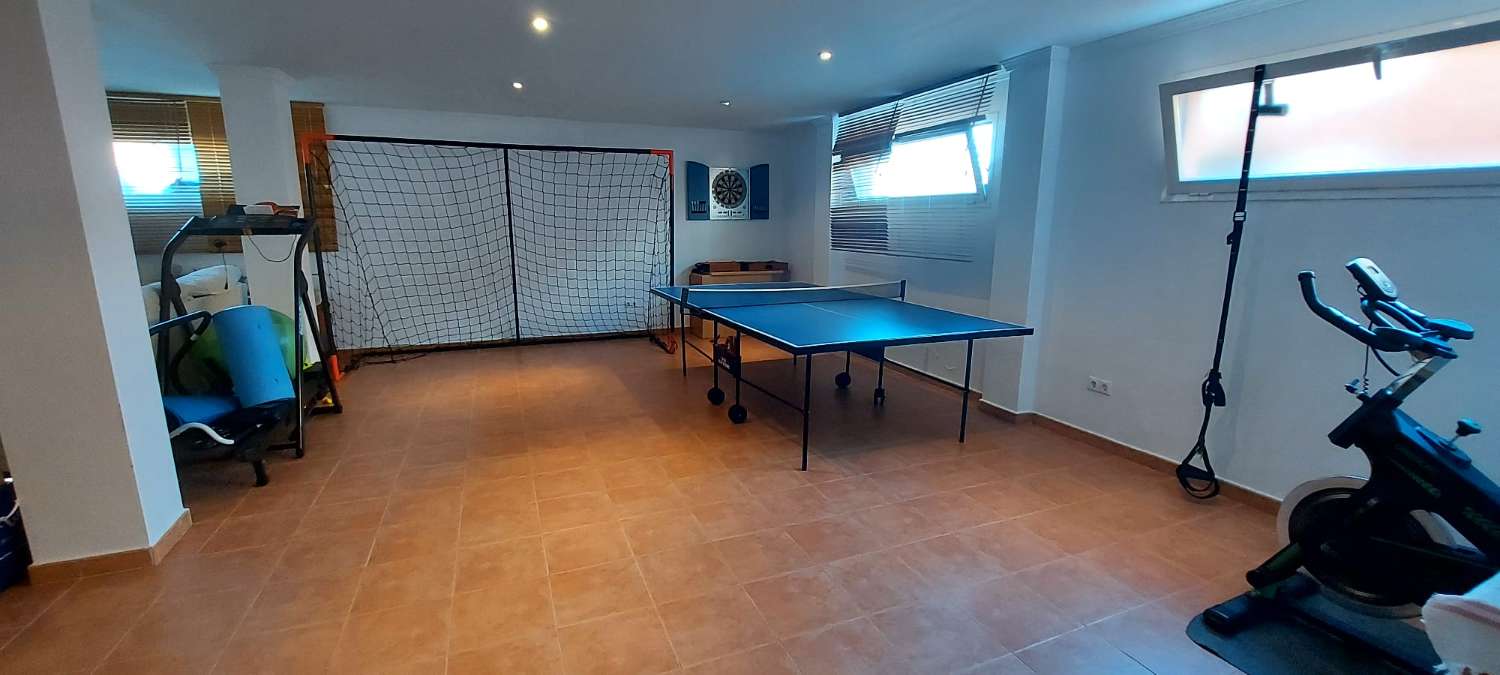 Villa 4 dormitorios dobles, sótano, piscina y muy cerca de todos los servicios en Calpe (Costa Blanca)