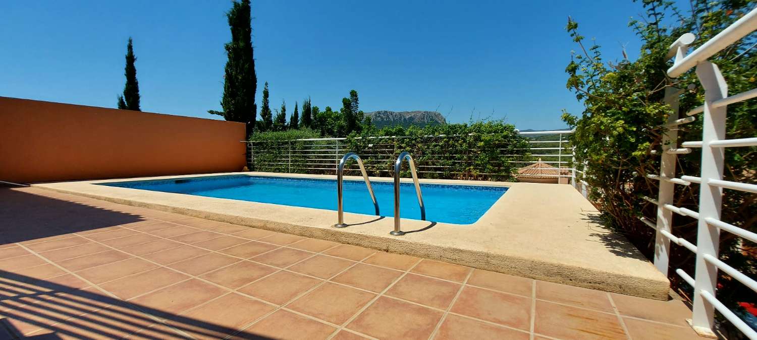 Villa 4 chambres doubles, sous-sol, piscine et très proche de tous les services à Calpe (Costa Blanca)