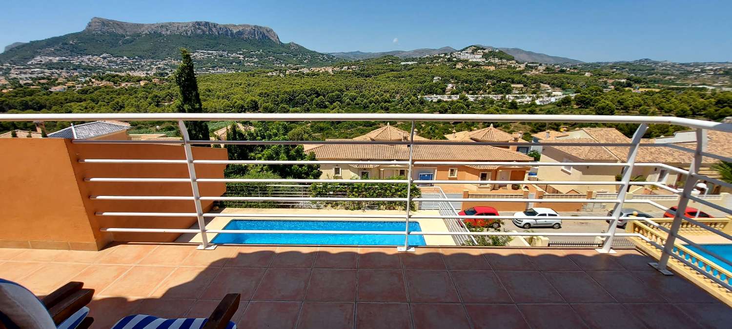 Villa mit 4 Doppelzimmern, Keller, Pool und ganz in der Nähe aller Dienstleistungen in Calpe (Costa Blanca)