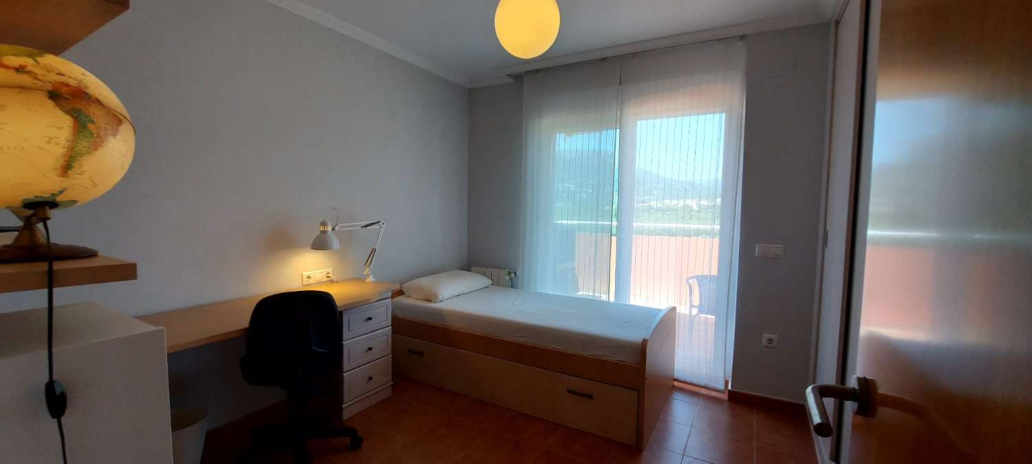 Villa 4 chambres doubles, sous-sol, piscine et très proche de tous les services à Calpe (Costa Blanca)