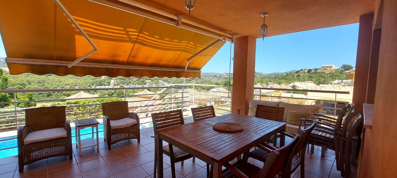 Villa mit 4 Doppelzimmern, Keller, Pool und ganz in der Nähe aller Dienstleistungen in Calpe (Costa Blanca)