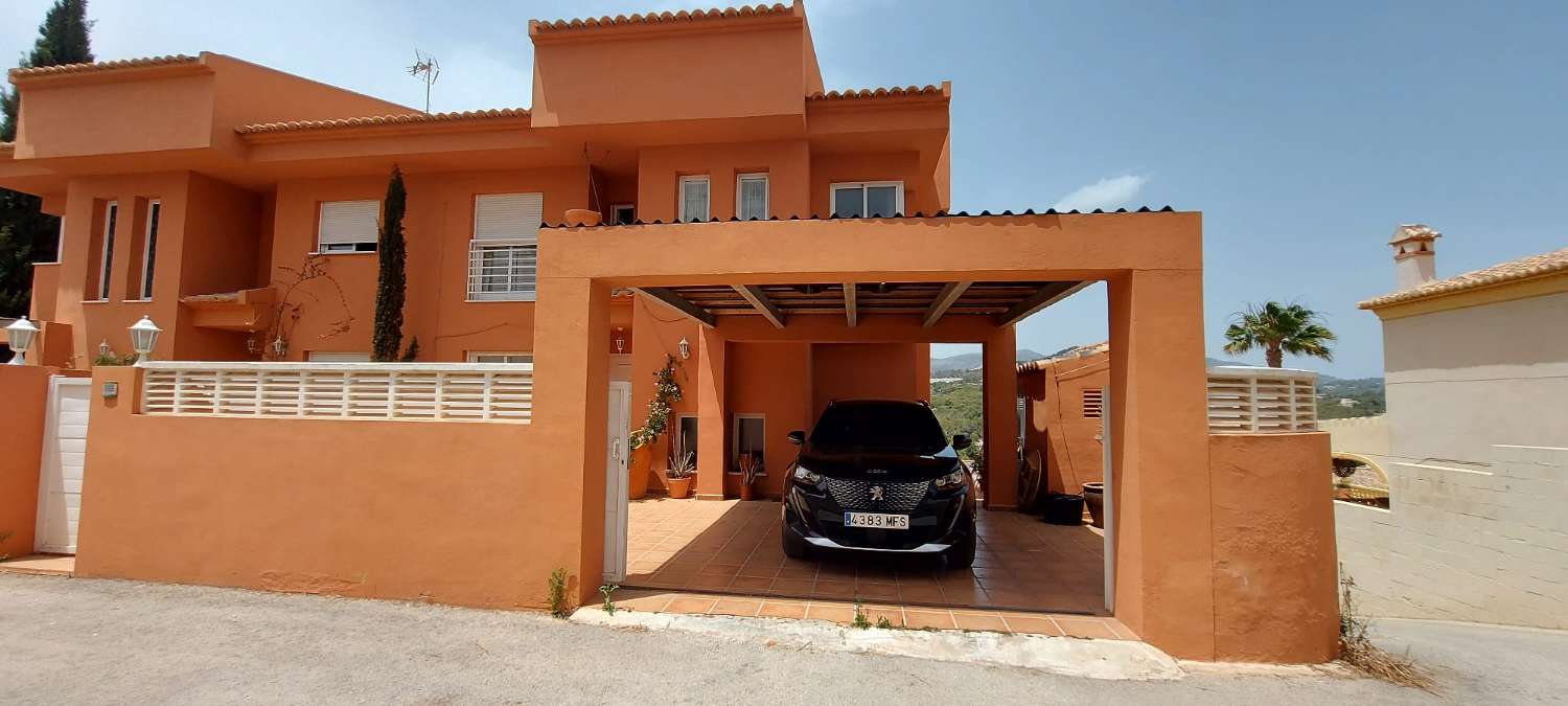 Villa 4 slaapkamers, kelder, zwembad en zeer dicht bij alle voorzieningen in Calpe (Costa Blanca)