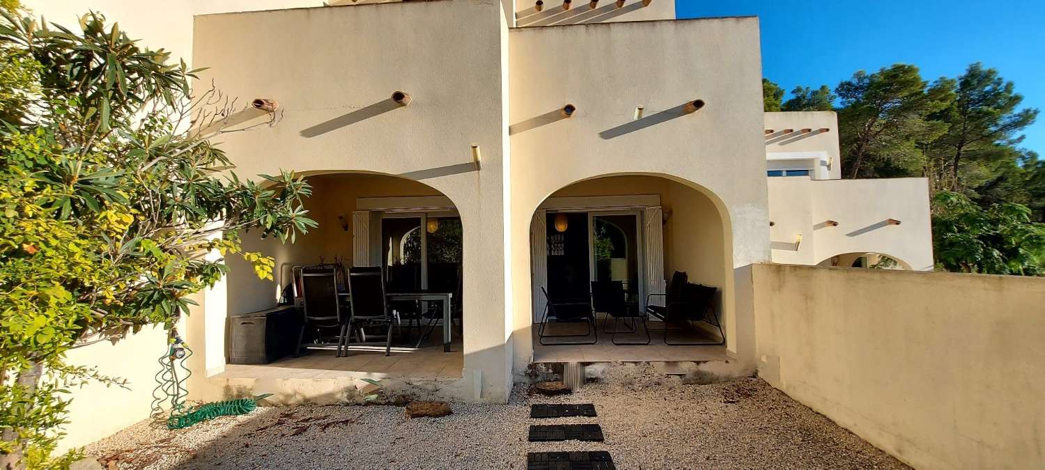 Chalet adosado 2 dormitorios con jardín, parking y piscina comunitaria en Calpe (Costa Blanca)
