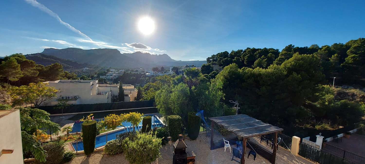 Chalet adosado 2 dormitorios con jardín, parking y piscina comunitaria en Calpe (Costa Blanca)