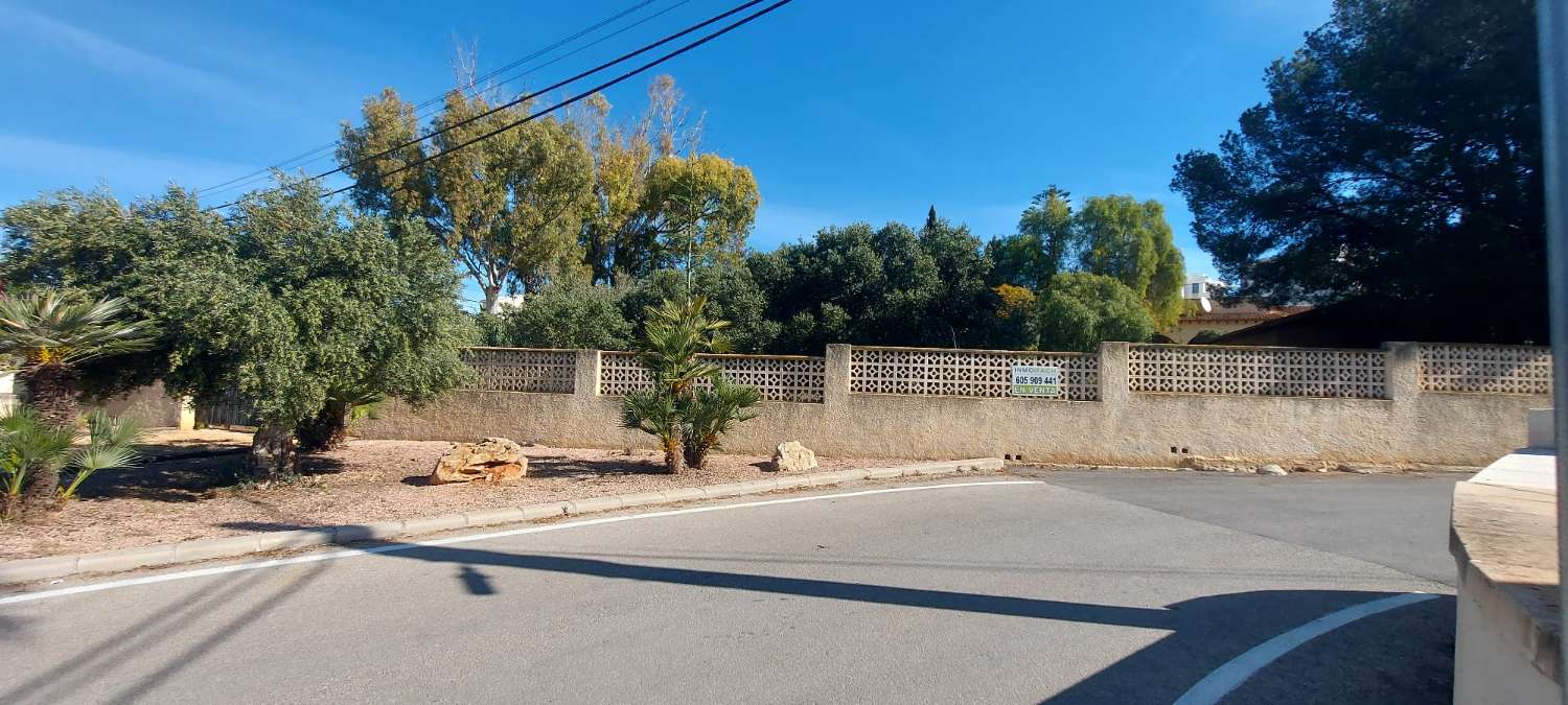 Grundstück von 2.425 m2, 600 m vom Strand entfernt in Calpe (Costa Blanca)