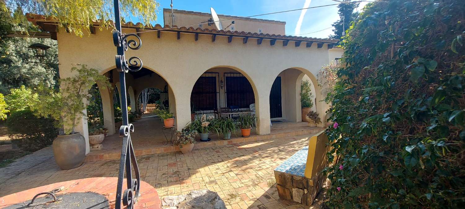 Grundstück von 2.425 m2, 600 m vom Strand entfernt in Calpe (Costa Blanca)
